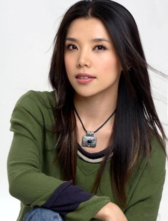 李佳璇是1976年出生的,和众多优秀演员一样都是上戏表演系毕业的,而她