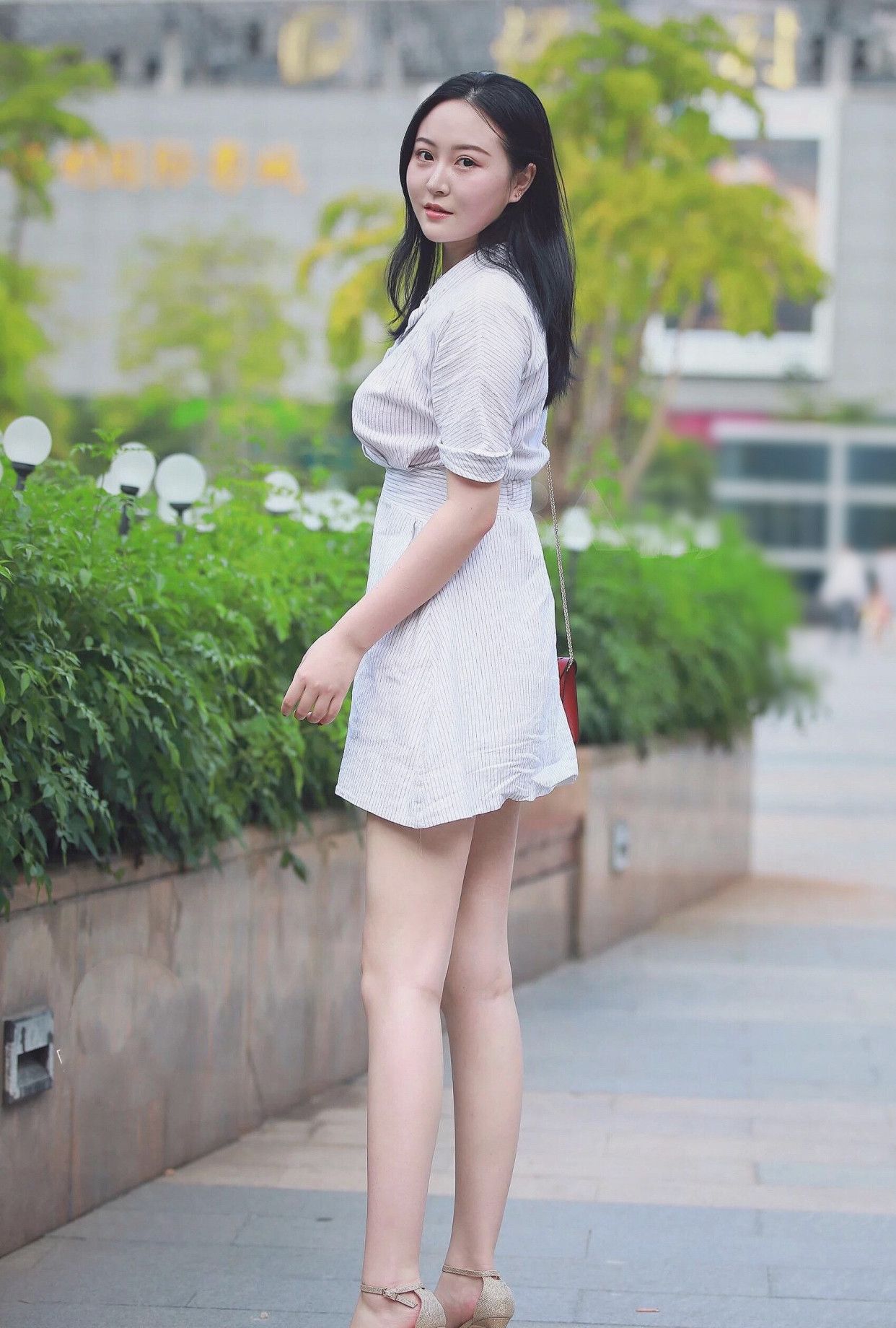 街拍:衬衫裙清新飘逸,简约时尚显腿长,成为美女的穿搭首选