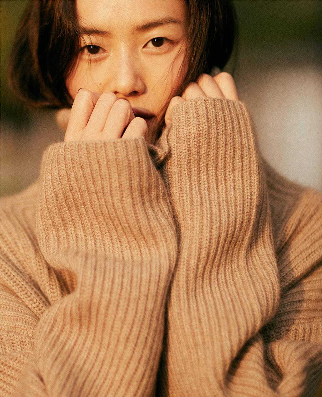 刘雯游西安古城,演绎大地色系的高级感,招牌笑容比毛衣更温暖_高清