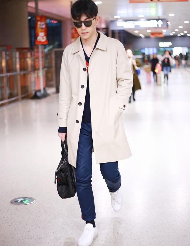 邓伦街拍:卡其色风衣小白鞋 高大帅气