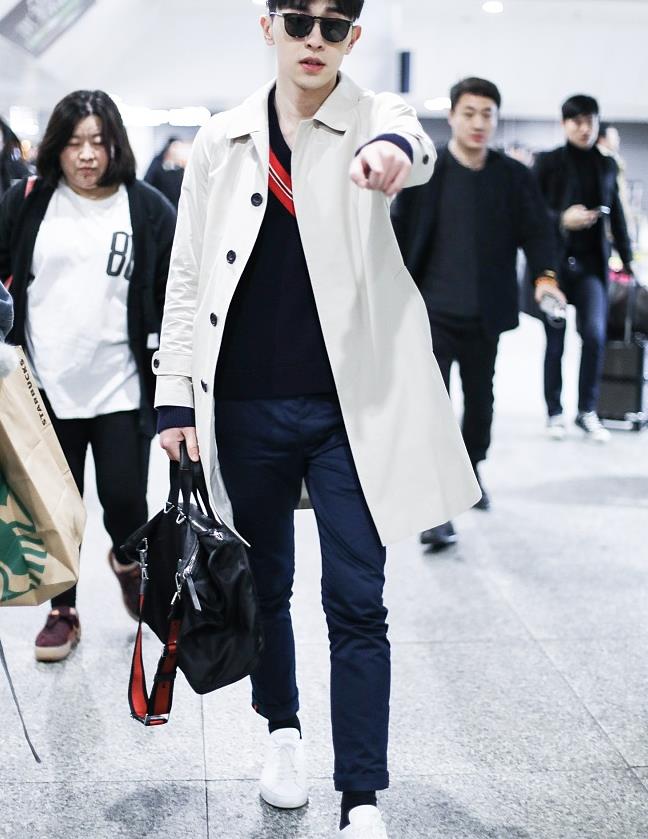 邓伦街拍:卡其色风衣小白鞋 高大帅气