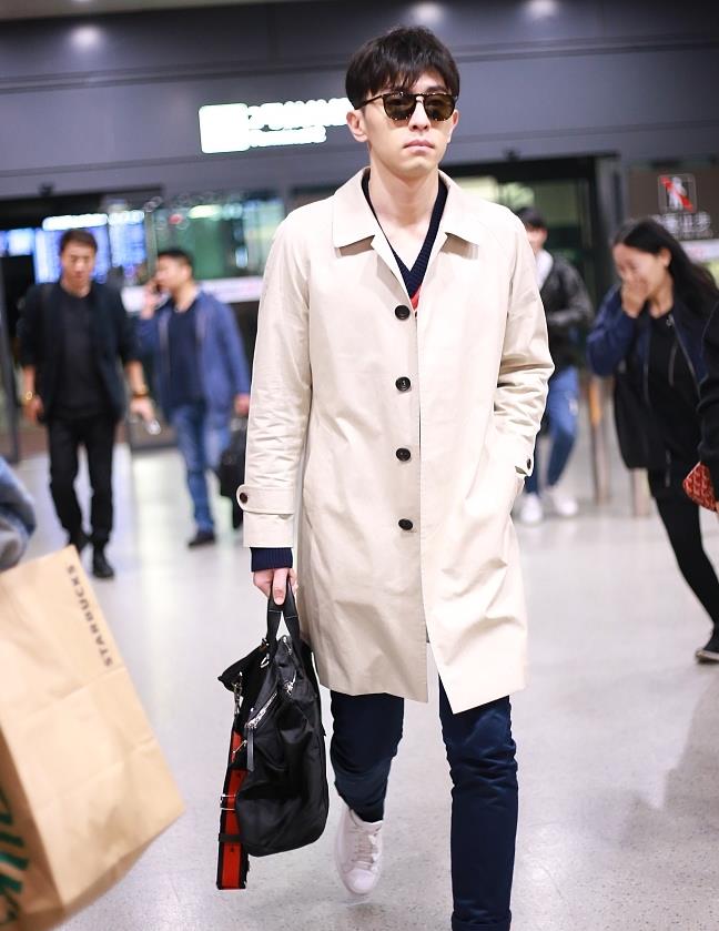 邓伦街拍:卡其色风衣小白鞋 高大帅气