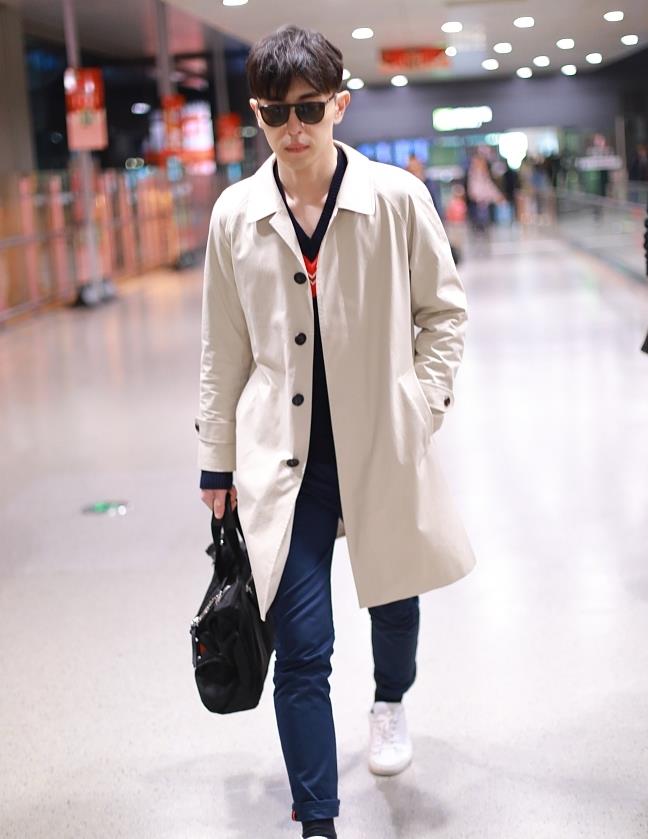 邓伦街拍:卡其色风衣小白鞋 高大帅气