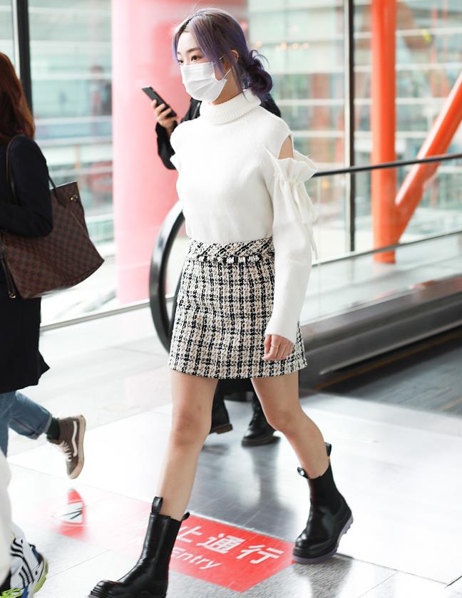 李紫婷街拍:白色露肩毛衣粗花呢裙 bv短靴甜酷美少女
