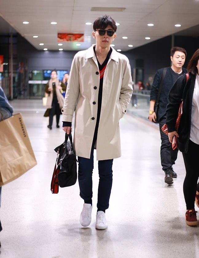 邓伦街拍:卡其色风衣小白鞋 高大帅气