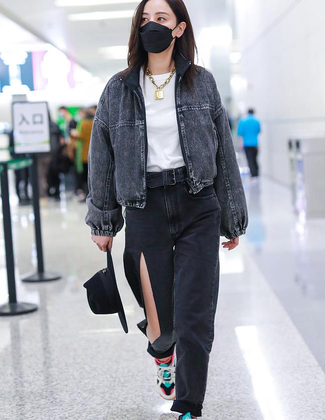 郑希怡街拍牛仔夹克搭配开叉牛仔裤个性十足