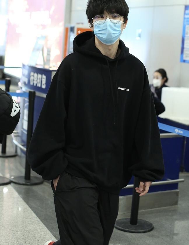 刘昊然全黑look随性舒适 顺毛发型戴眼镜乖巧斯文|刘昊然|全黑|发型_