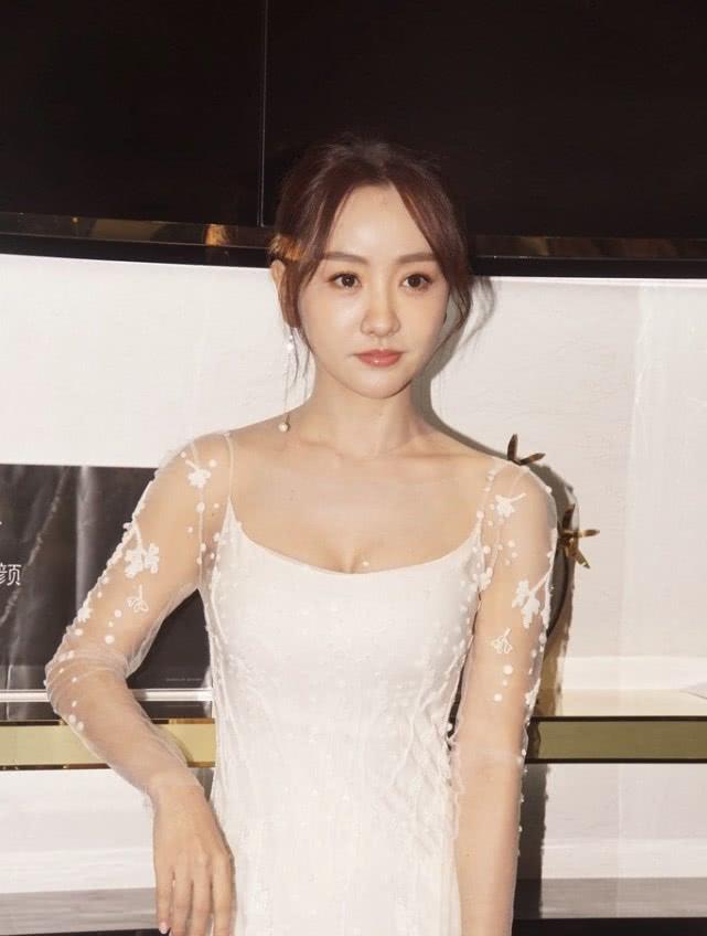 杨蓉好会穿一字肩修身上衣配半身裙减龄又时尚