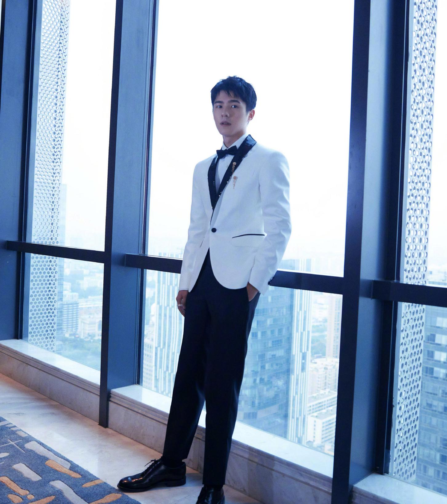 谁家少年初长成,刘昊然最新线下造型,泼墨西装精致优雅