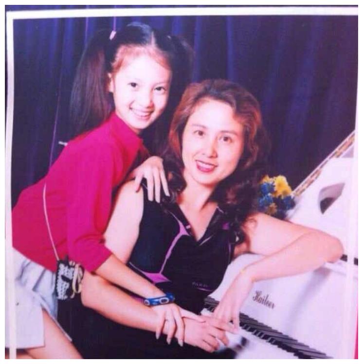 有种"遗传"叫金晨,妈妈才是高颜值,女儿只遗传了"上扬唇"