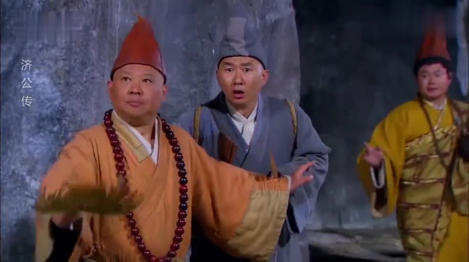 济公传:蛇精吞了一和尚,和尚拿梳子划它肚子,蛇精惨了