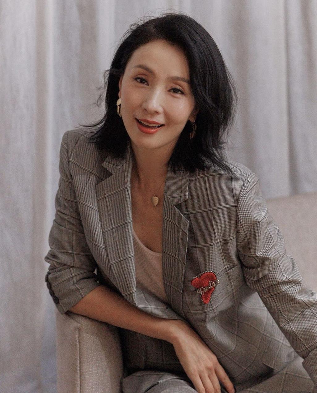 陶虹穿格子西装美得跟朵花似的,尤其是发型,忒减龄