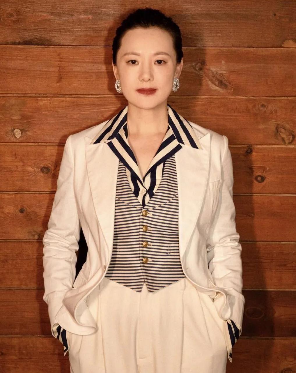 咏梅气质优雅白色西服搭条纹衬衫马甲温柔沉稳美得大气