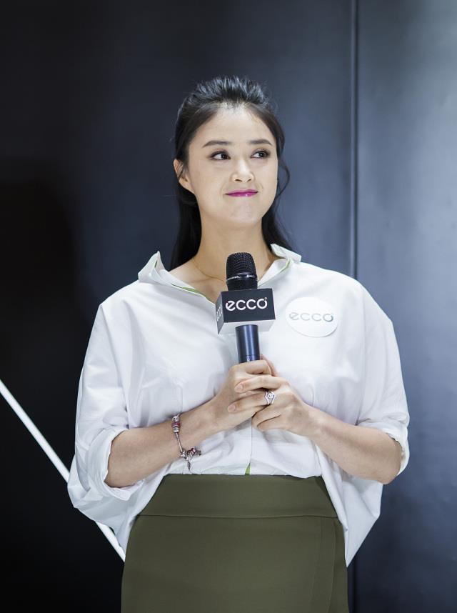 蒋欣瘦了可真美白衬衣解开三枚扣香肩锁骨性感又撩人