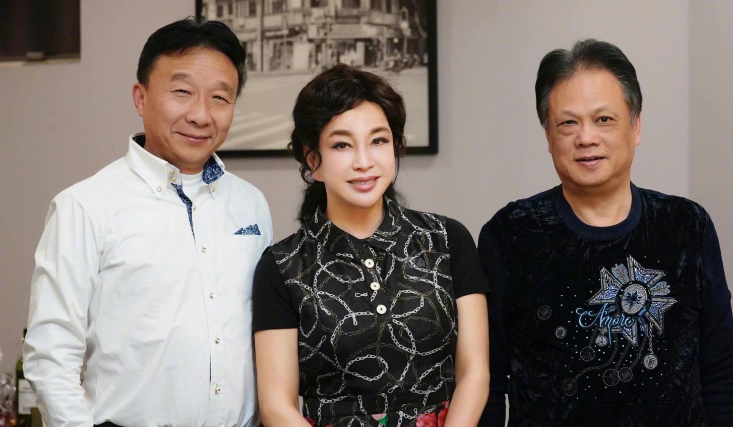 刘晓庆聚会合照,每张照片面部表情不变,太吓人!网友:蜡像吗?