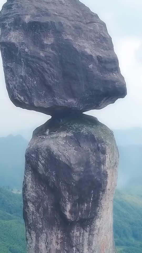 世界最危险的石头之一悬立在福建大山中,上粗下细