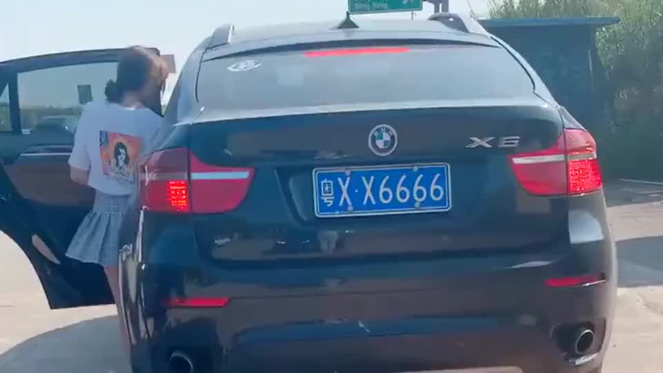 女朋友上了前面的宝马车 嫌弃我开的是比亚迪 这到底是为什么啊 新浪汽车