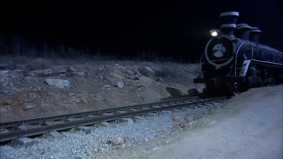 飞虎队:游击队埋伏在鬼子列车里,一声枪响后,行动开始,一锅端