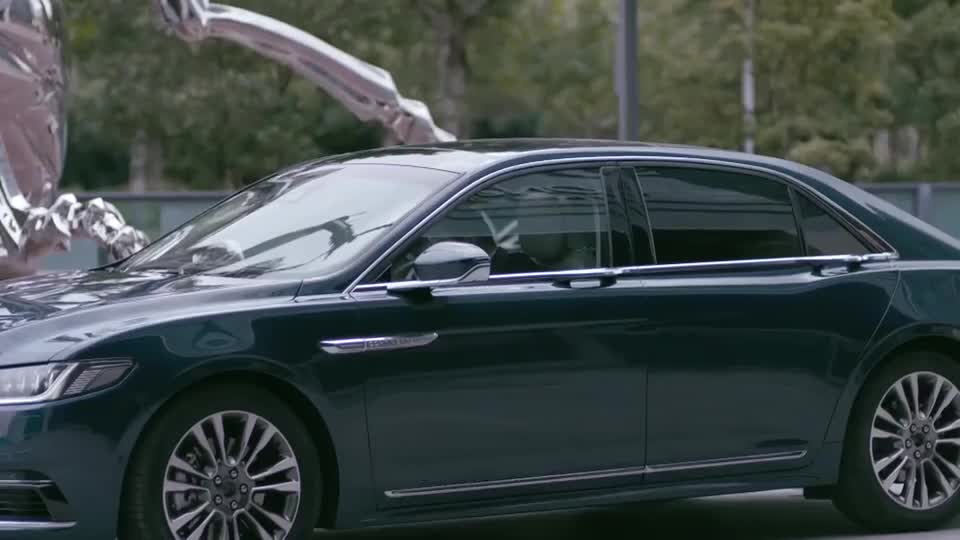 欢乐颂:安迪蹭小包总的车,被人误会,小包总一脸流氓相