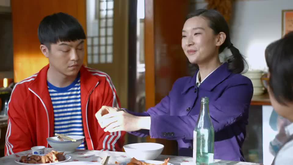 平凡岁月:二宝等人端起碗筷,吃了起来,这杨大雅才高兴