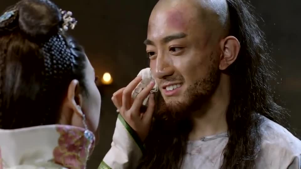 独步天下东哥小心帮褚英整理仪容面对生死关头褚英没有遗憾