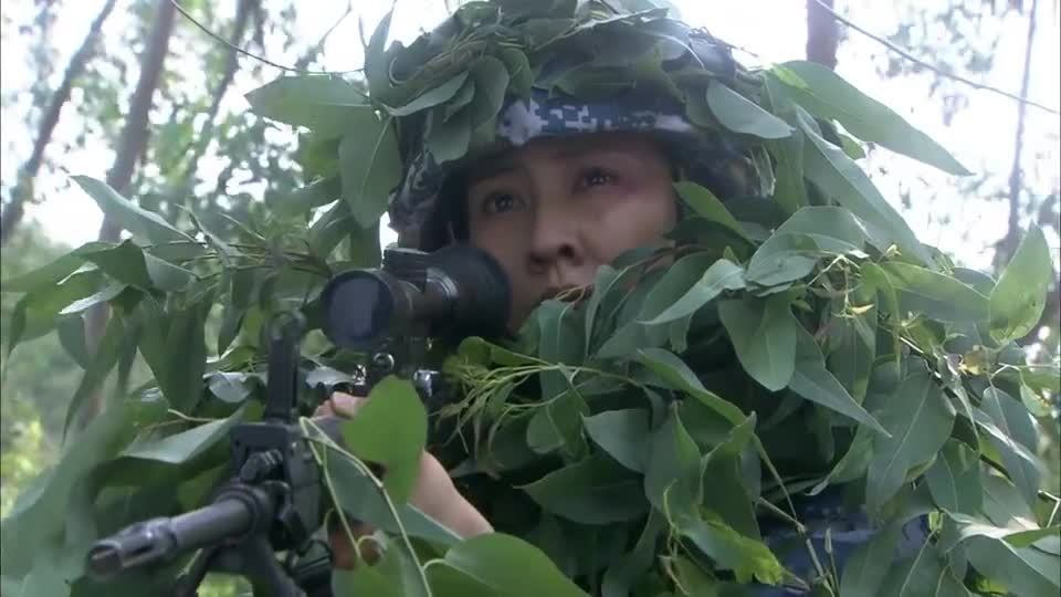 火藍刀鋒烏雲放下了槍任由對方打倒