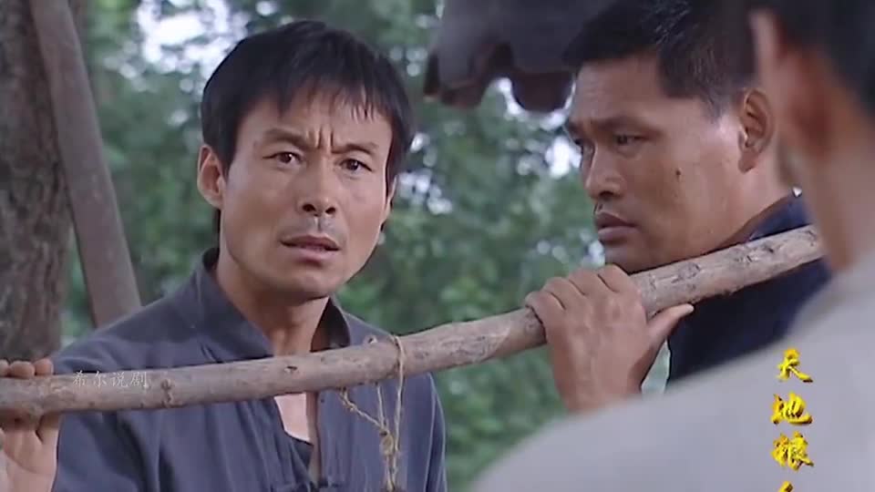 天地粮人:会计半路偷喝两斤豆油,气的村长打到他吐出来__财经头条