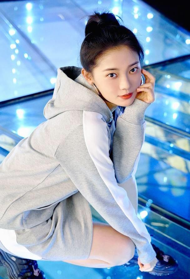 女神田依桐:第5199期气质潮流美图欣赏