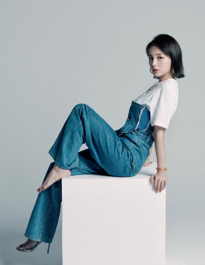 影视美女明星毛林林蓝色牛仔裤搭配短发时尚写真_高清图集_新浪网