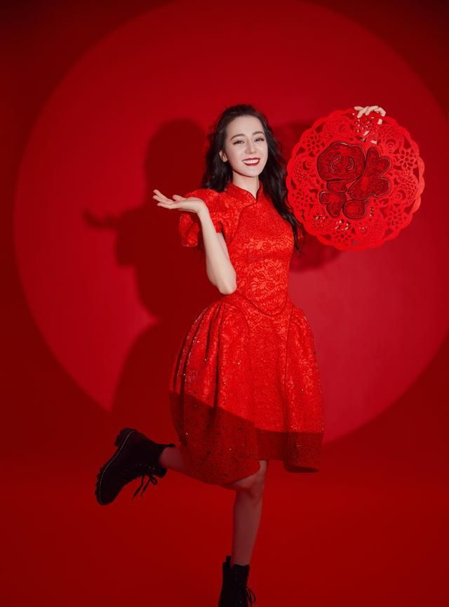 迪丽热巴一身红色旗袍亮相春晚,满是喜庆之感,其他裙装更为优雅_高清