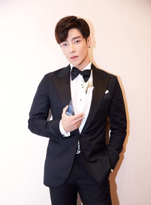 热血霸气时尚不羁的高瀚宇有着一种韩国学长的感觉很是帅气