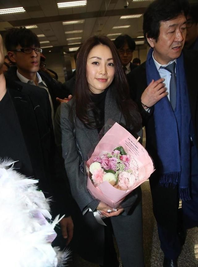 酒井法子不愧是“日本女神”,灰大衣配阔腿裤好洋气,不像49岁