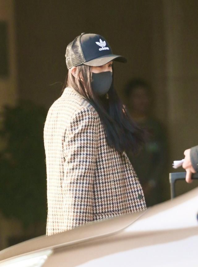 杨幂罕见汪峰皮裤配12500西装走机场全程低头帅得认不出