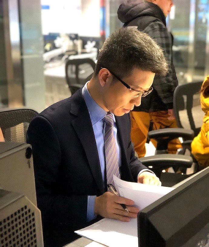 段子手朱广权幕后照,那认真样子,与你在电视上看到的还真不一样