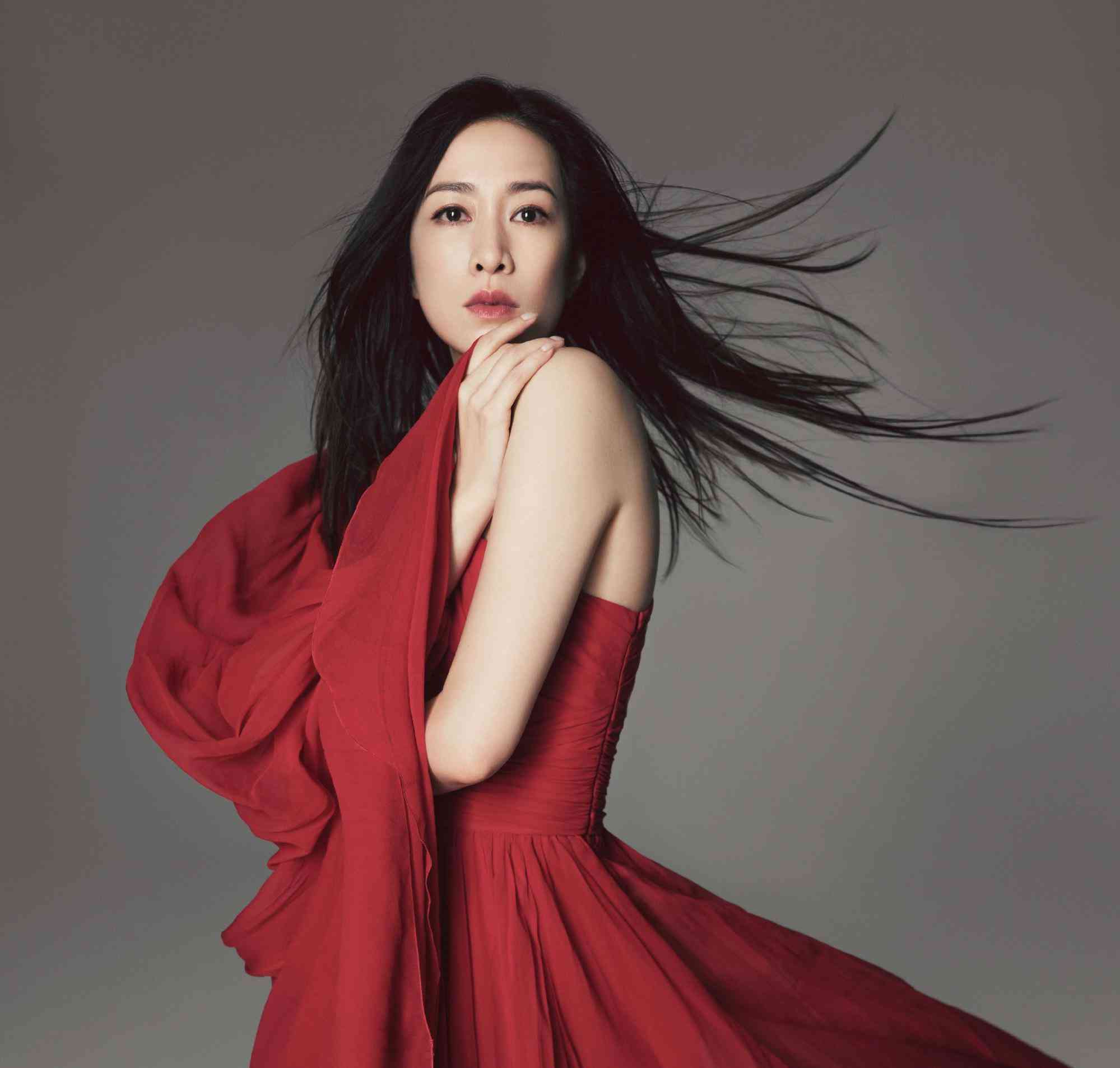 两代《雪山飞狐》女主偶遇,佘诗曼曾华倩亲密同框,身材媲美