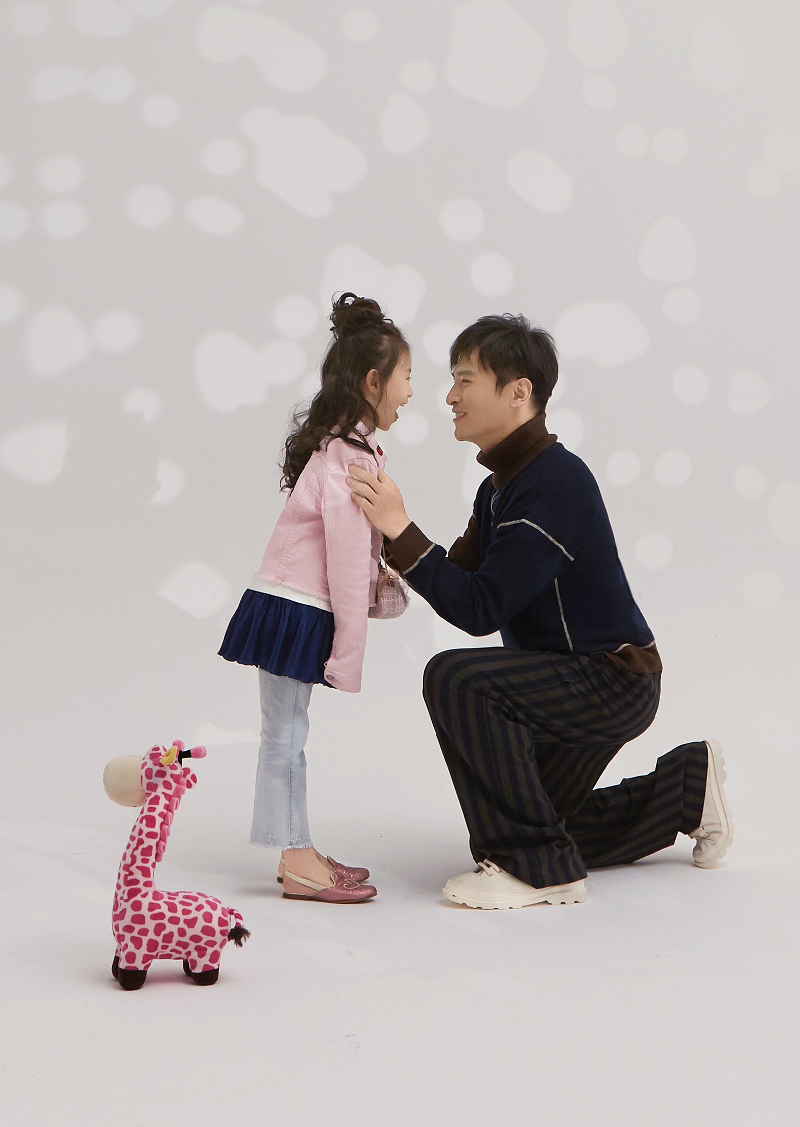 《天衣无缝》贵翼扮演者胡海锋携女拍摄亲子照 有爱互动幸福温馨