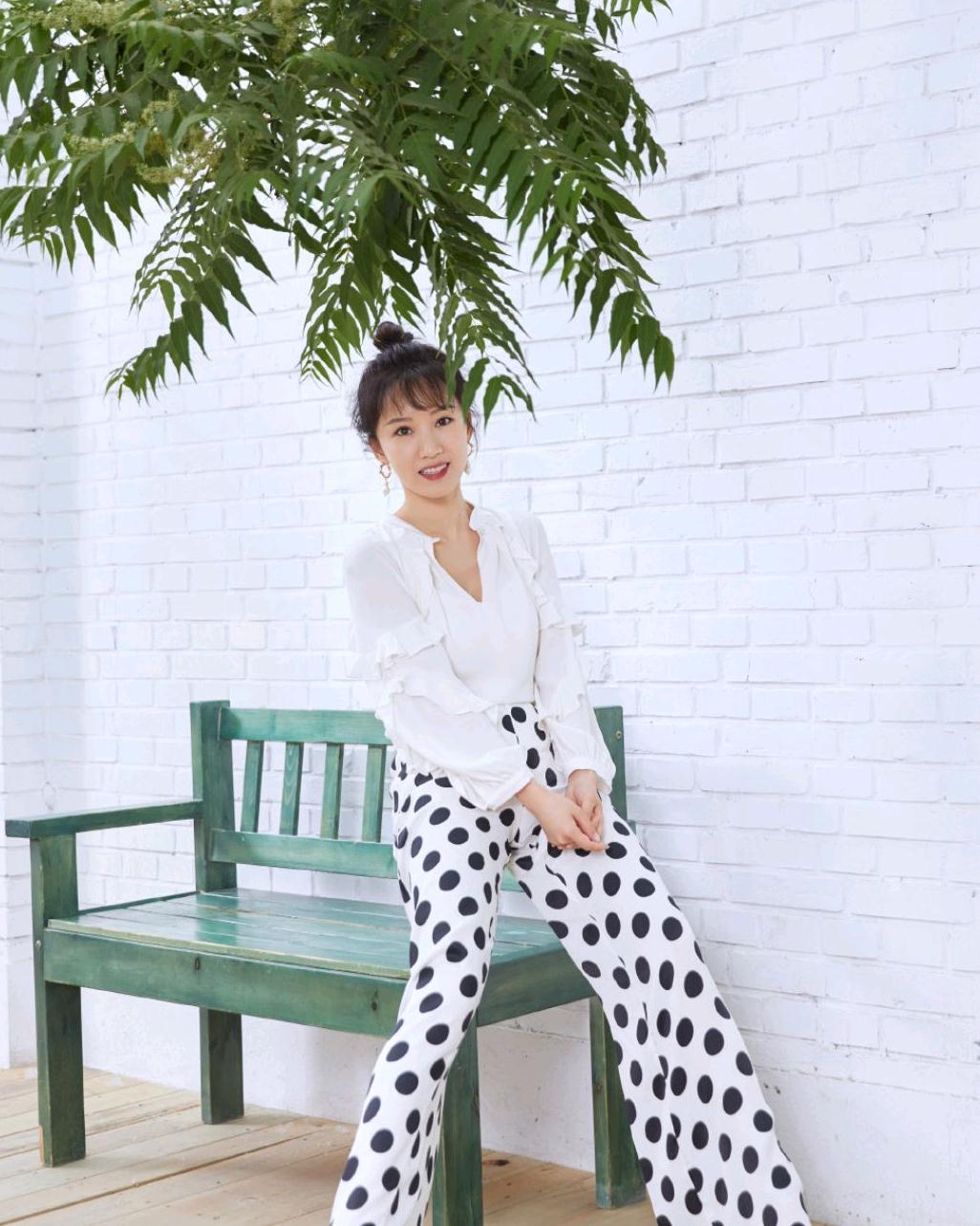 李念真钟爱少女风,穿白衬衫配波点阔腿裤清新减龄,气质脱俗