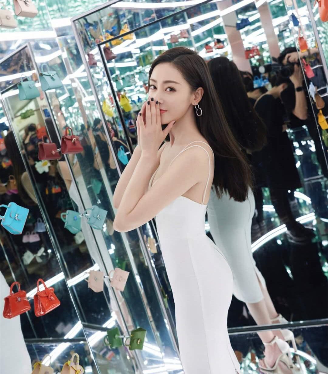 拥有蜜桃臀的张天爱这个下蹲谁受得了,果然自律的女人最美_高清图集