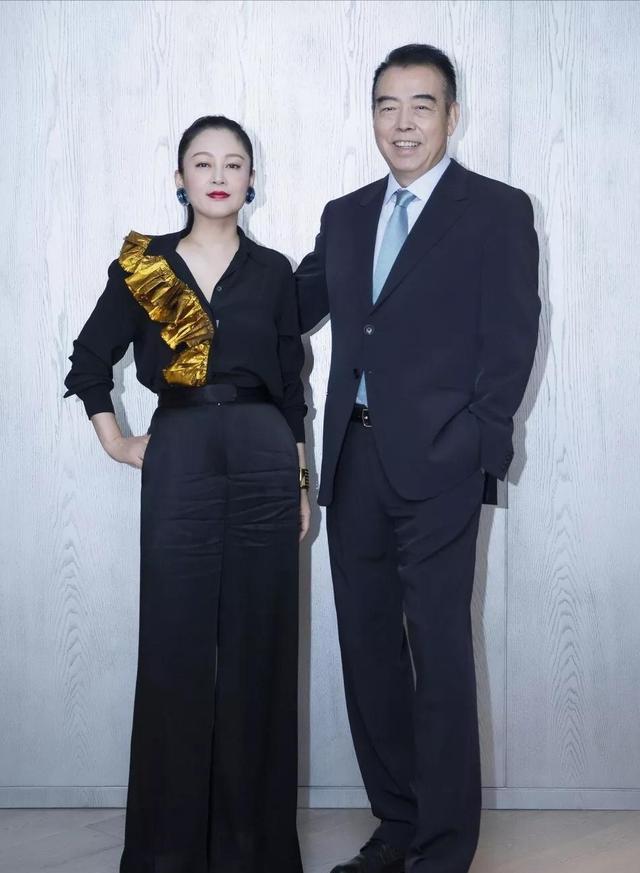 陈红陈凯歌同框穿黑色衬衫配拖地阔腿裤扎高马尾美的好高级