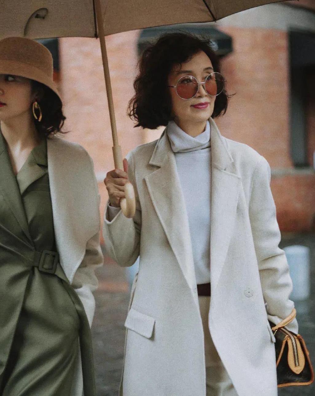 三木又和妈妈一起晒穿搭,都穿白色大衣,超像"同龄人"