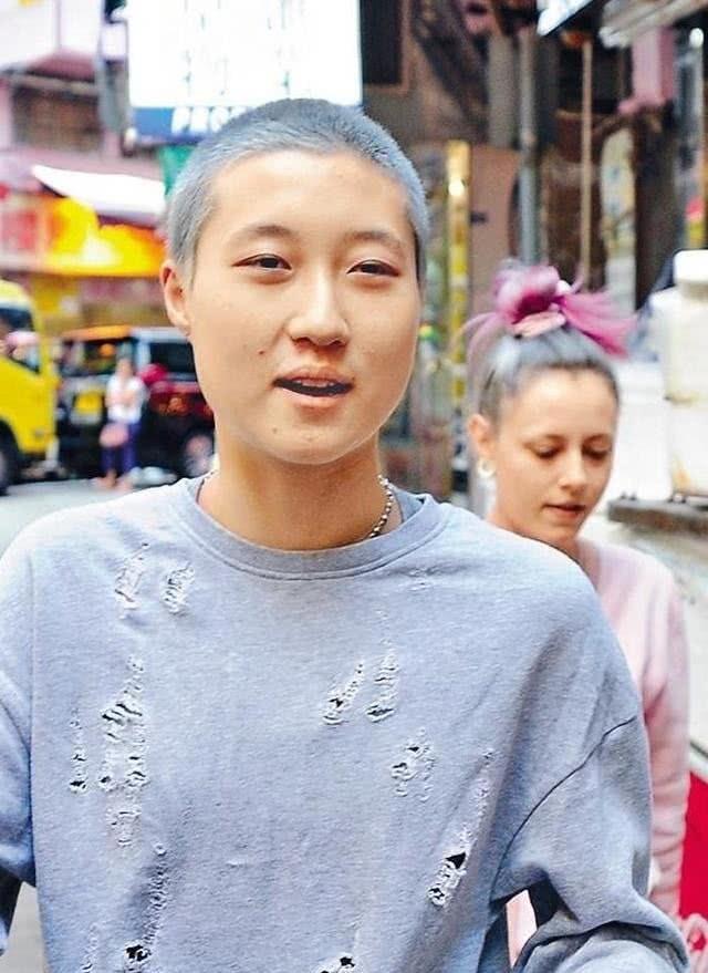 吴卓林比成龙差太多剪板寸头配破洞裤痞气十足完全不像爹