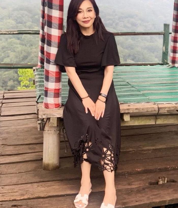 49岁陈松伶真不显老?高清素颜照很不真实,脖颈纹明明很多!