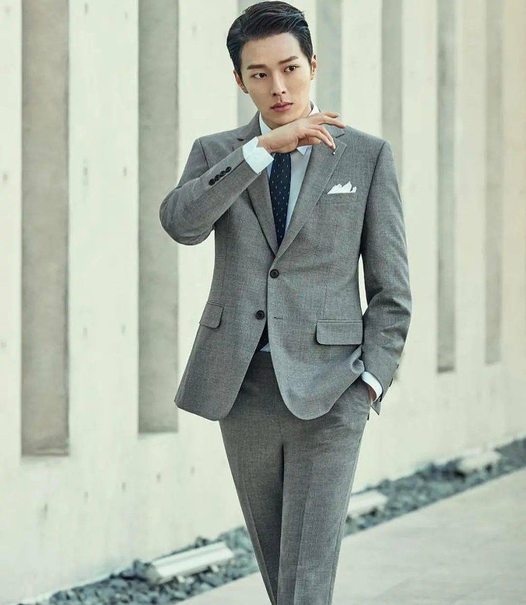 组图:大长腿欧巴张基龙,西装革履总裁范