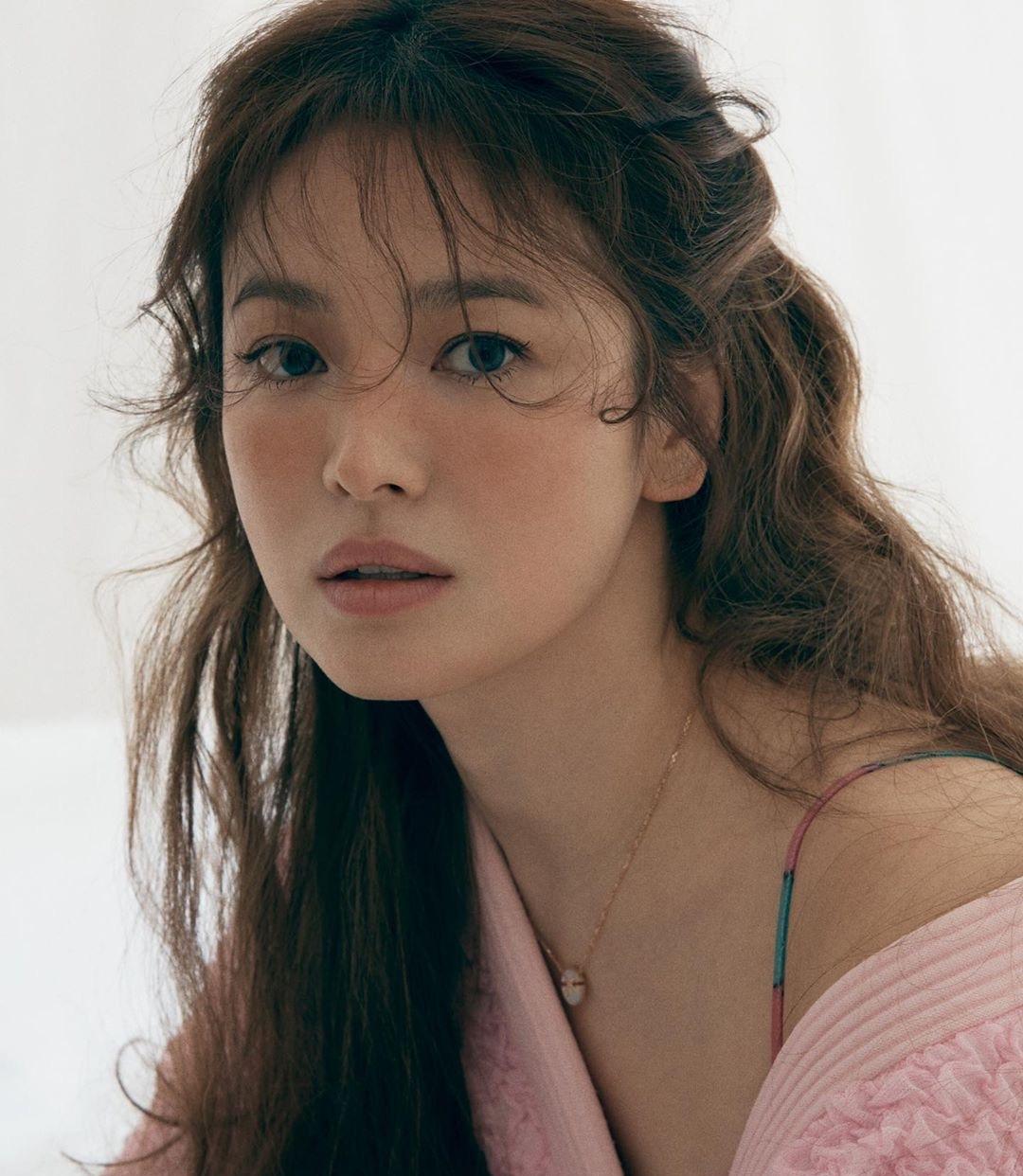 宋慧乔的眼线是半永久了每套造型强行装酷不顾违和感直接硬套