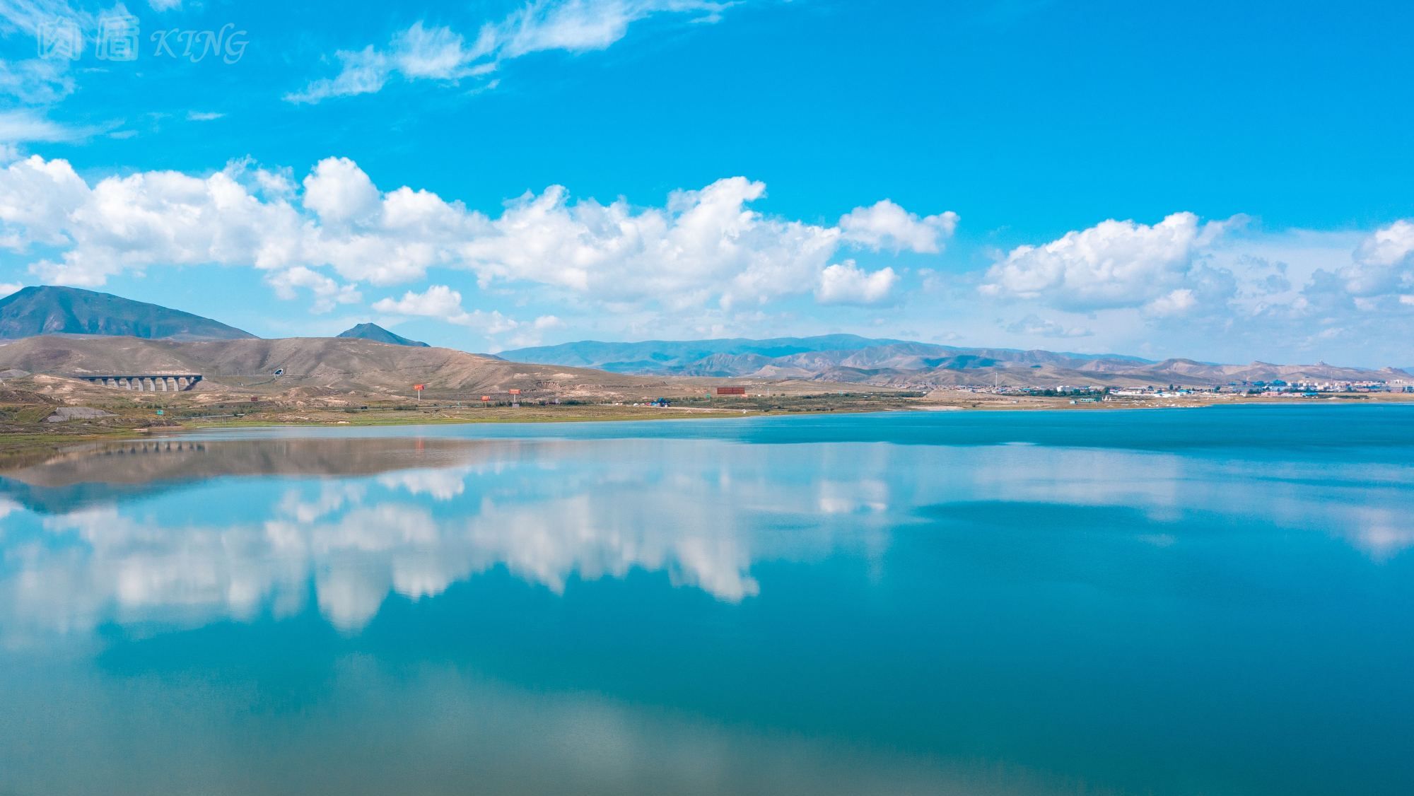 青海湖边黑马河镇,湖水倒映着蓝天白云,太美了