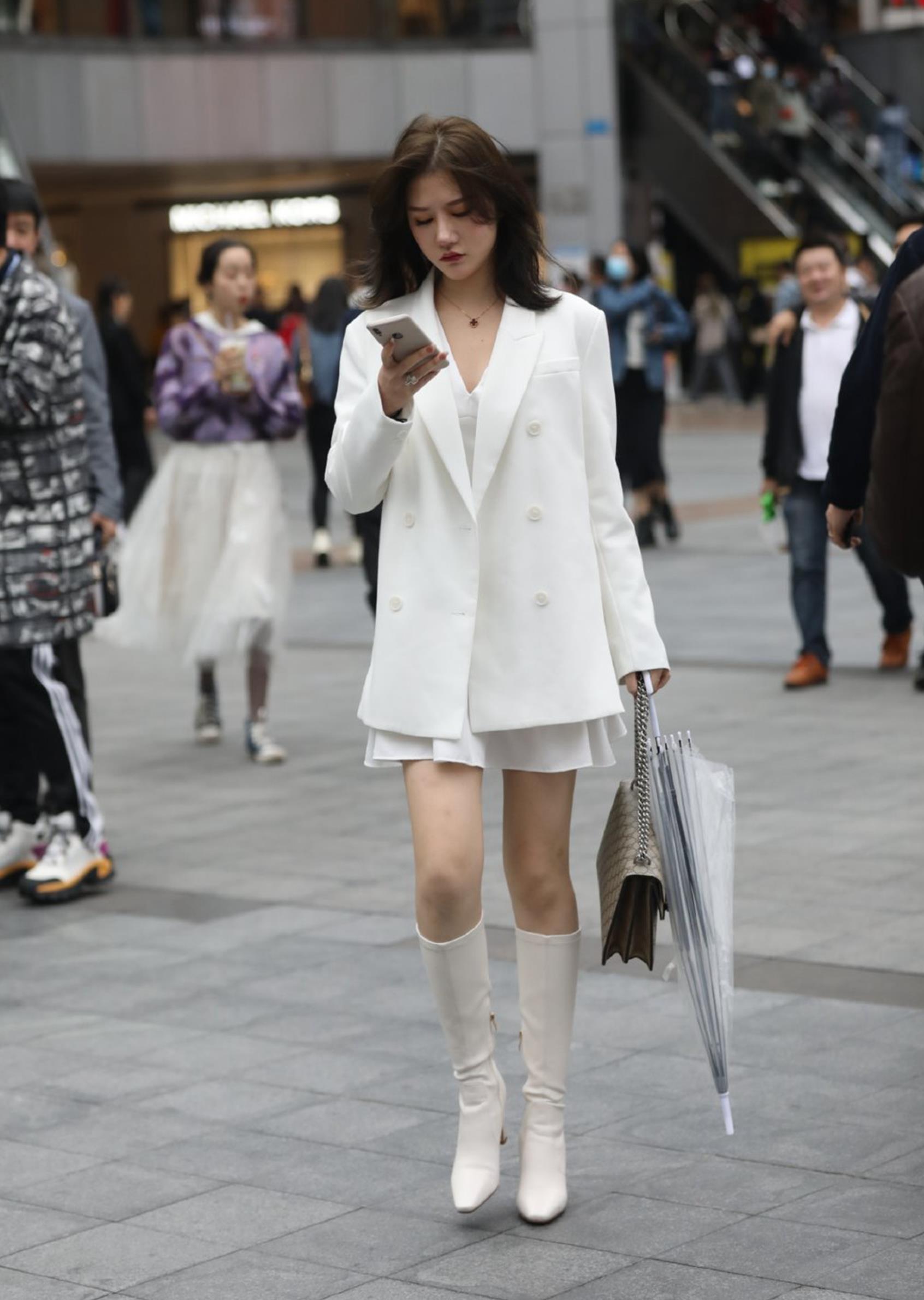 休闲的白色鞋子并不是最好的选择,长靴搭配才是时尚的首选