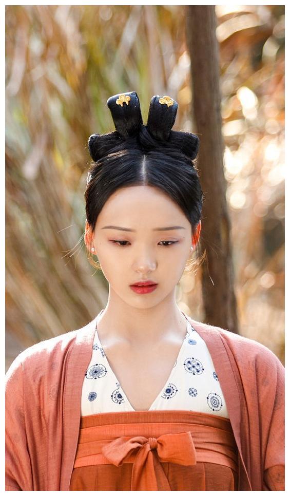 《青青子衿》吕小雨美图分享,长相太一般了,没女主脸,胜在可爱