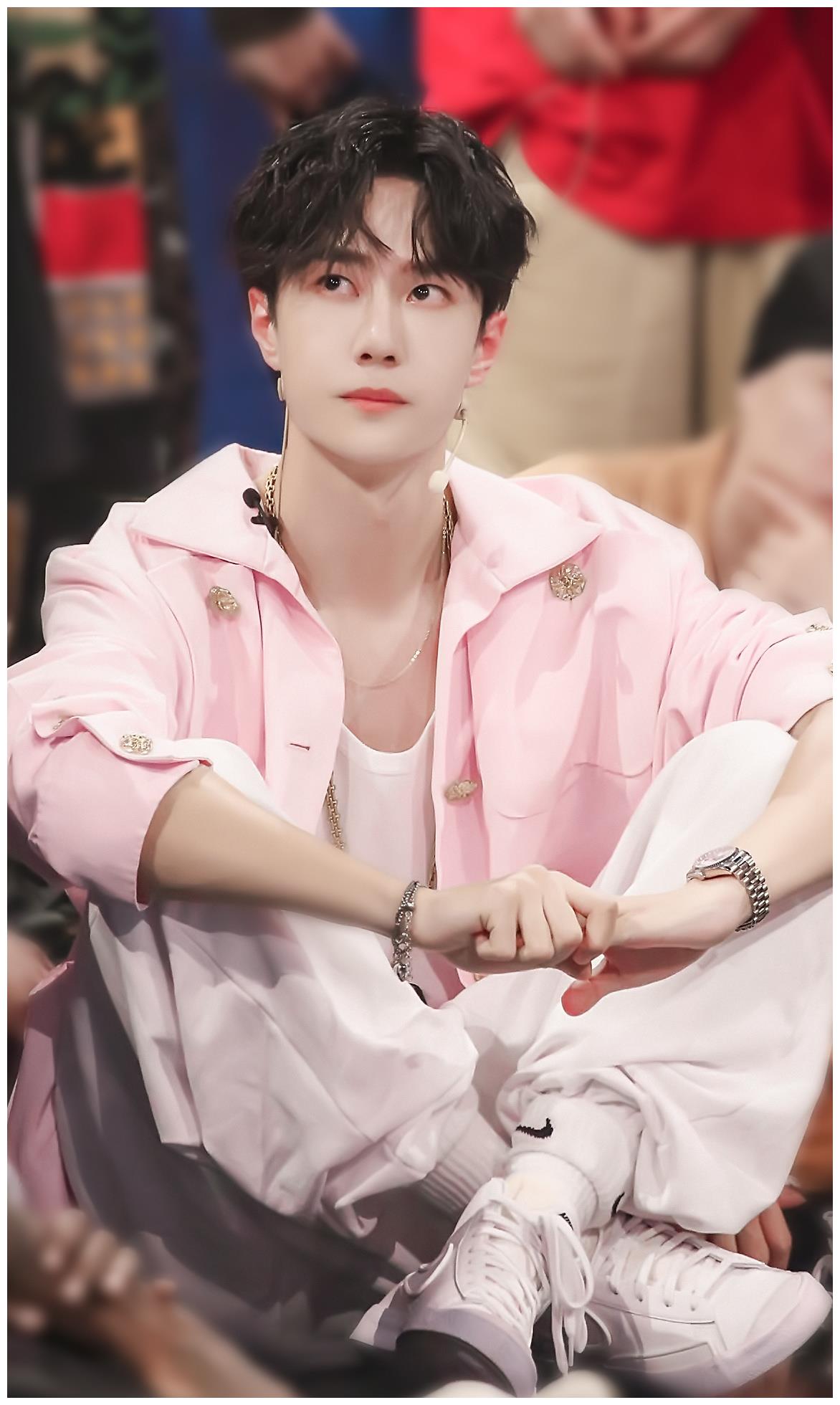 粉嫩奶盖王一博上线了又是一个值得收藏的造型