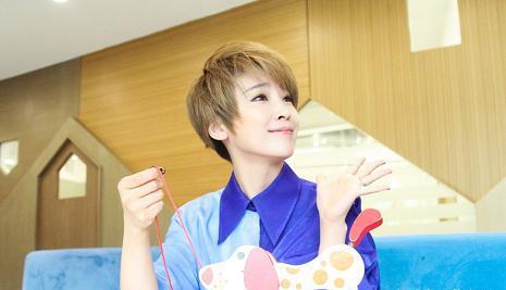 谢楠不愧是气质美女穿拼接衬衫配半身裙录节目短发衬出高级感