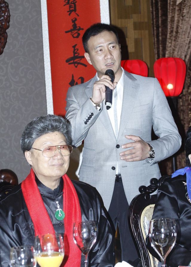 胡军父亲胡宝善中秋节离世 昔日父子同框照惹人泪目_高清图集_新浪网